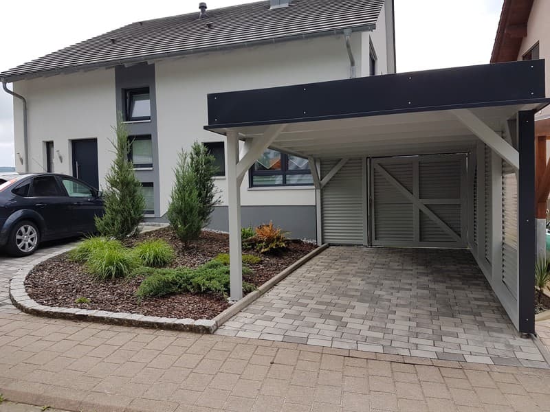 Carport an einem Einfamilienwohnhaus