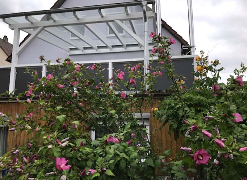 Pergola und Balkongeländer an einem Einfamilienwohnhaus