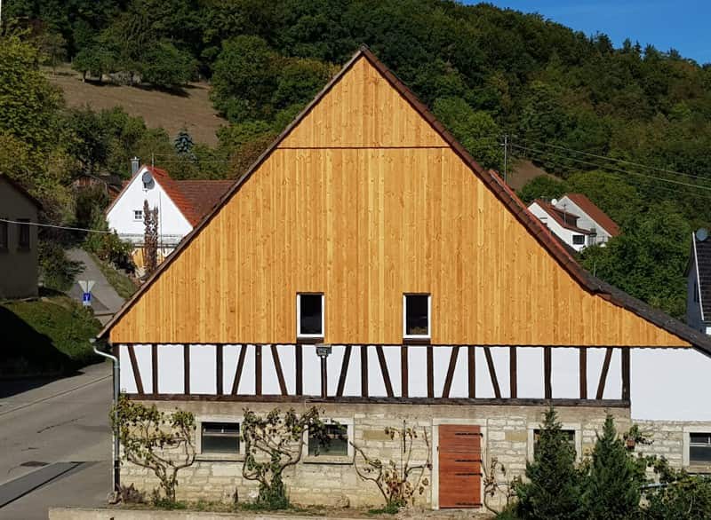 Fassadenrenovierung mit einer Giebelverkleidung aus Douglasie