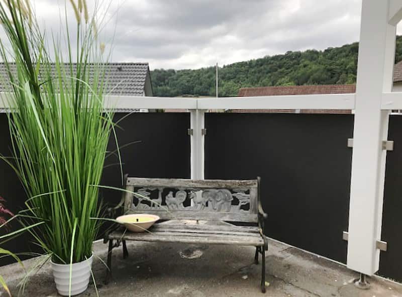 Balkongeländer aus Holz und Metall